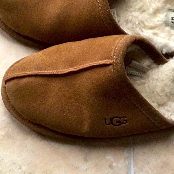 🔥 PRICE DROP!  🔥 LIMITED TIME ONLY!  NEW NEVER WORN UGG Slippers - Picture 2 of 3